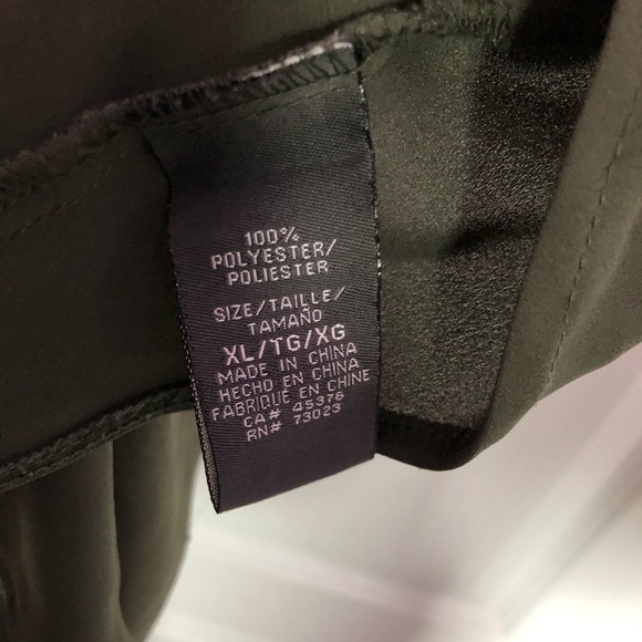 A Black and green blouse - Picture 4 of 4